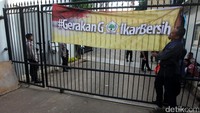 Sebelum meninggalkan kantor DPP Golkar, mereka memasang spanduk bertuliskan #GerakanGolkarBersih di pagar pintu masuk.