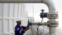 Pekerja mengecek pipa uap di PLTP Dieng Unit 1. Seperti diketahui panas bumi merupakan harta karun energi milik Indonesia yang jumlahnya berlimpah. Berdasarkan data Badan Geologi Kementerian ESDM, Indonesia memiliki panas bumi tersebar dari Sumatera hingga Papua.