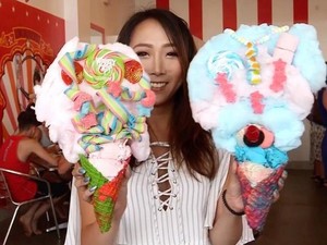 Es Krim dengan Cone Warna Galaksi dan Tumpukan Topping Ini Beratnya Nyaris 1 Kg!