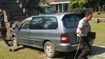 Foto: Heboh Mobil Tabrak Candi Kidal di Malang