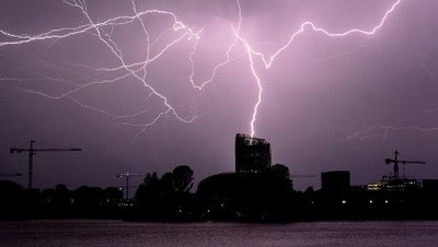 Foto: Petir Menyambar di Tengah Badai dari Langit Bordeaux 