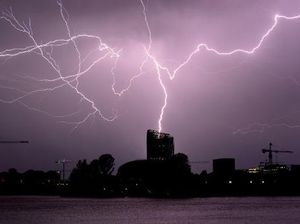 Foto: Petir Menyambar di Tengah Badai dari Langit Bordeaux 