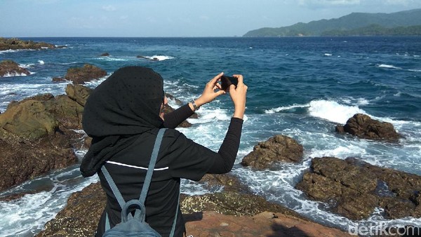 Main ke Pulo Aceh, tentu tak lengkap tanpa foto-foto. Jangan lupa abadikan indahnya pantai ini ya traveler! (Agus/detikTravel)
