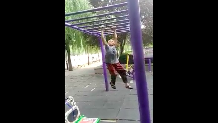 Seorang nenek bergelayutan di taman (Foto: shanghaiist) Seorang nenek bergelayutan di taman (Foto: shanghaiist)