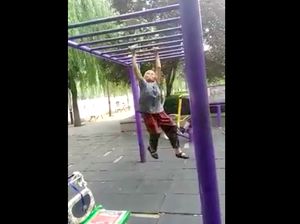 Bergelayutan di Taman, Ini Dia Wonder Woman Versi Lansia