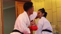 Seperti diberitakan sebelumnya, tiga pekan jelang SEA Games tim karate masih harus berjibaku dengan masalah dukungan dari pemerintah. Dimulai dari peralatan tanding yang belum tiba, bahkan sampai urusan akomodasi.
