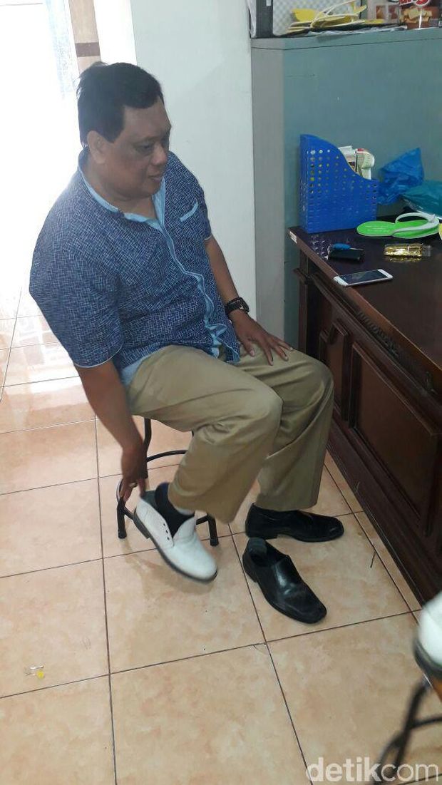 Morotin dari Kec Sengat, Kab Blitar mencoba sepatu di KUB Maju Jaya/