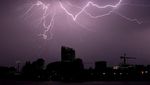 Foto: Petir Menyambar di Tengah Badai dari Langit Bordeaux 