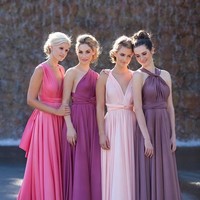 Seragam bridesmaid tidak harus pakai baju dengna warna yang sama. Tapi agar kelihatan kompak, Anda bisa mengordinasikan warna dan bentuk dress-nya. (Foto: Wedding Concierge)
