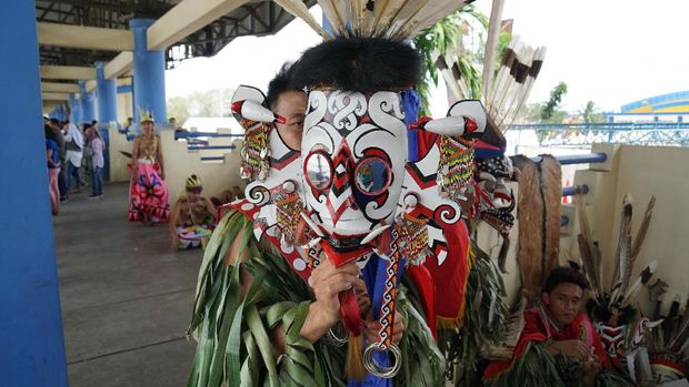 Tari Hudoq Tari Hudoq Suku Dayak, Tenggarong, Kutai Kartanegara, Kalimantan Timur