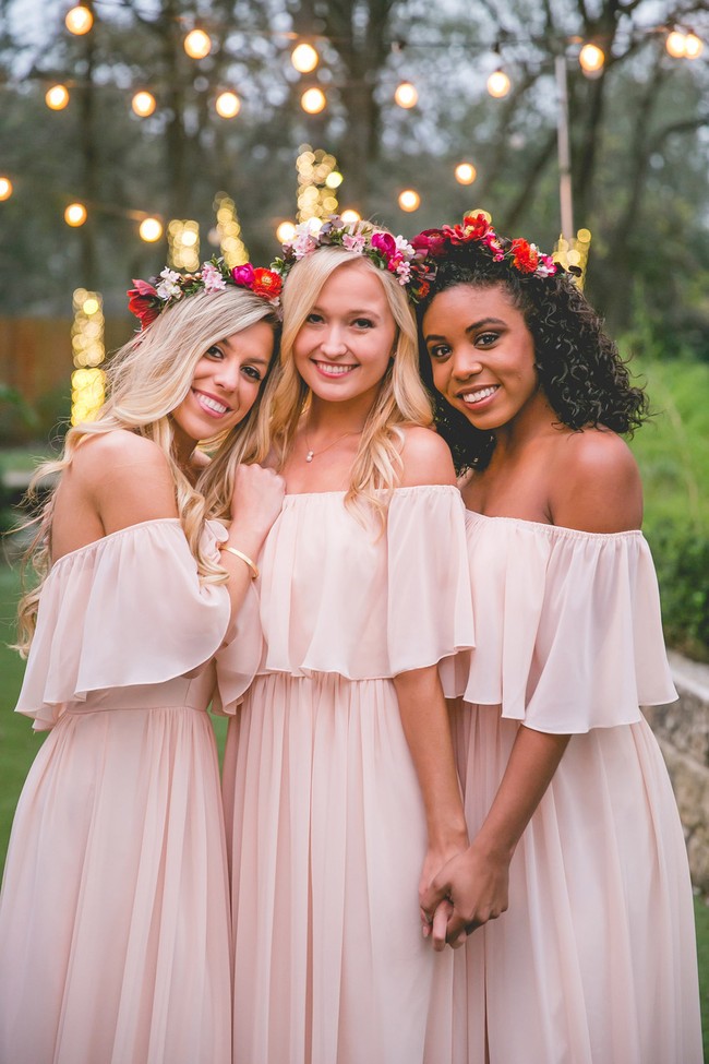 Ingin tampil dengan seragam bridesmaid bertema boho di pernikahan teman? Anda bisa membuat gaun dengan model seperti ini yang dipadukan dengan flower headband. (Foto: Shopreverly)