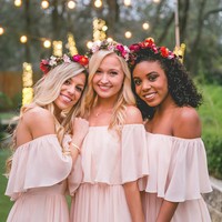 Ingin tampil dengan seragam bridesmaid bertema boho di pernikahan teman? Anda bisa membuat gaun dengan model seperti ini yang dipadukan dengan flower headband. (Foto: Shopreverly)