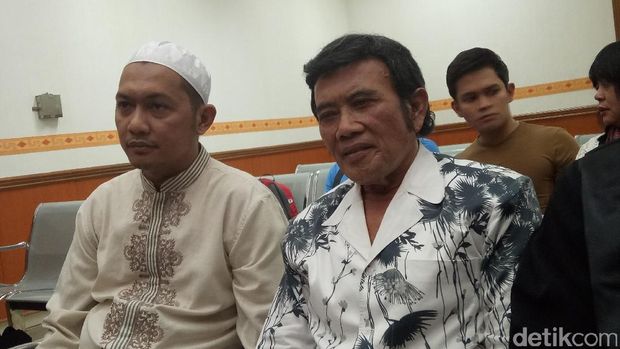 Jalani Sidang Kasus Narkoba, Ridho Rhoma Kembali Ditemani Sang Ayah  