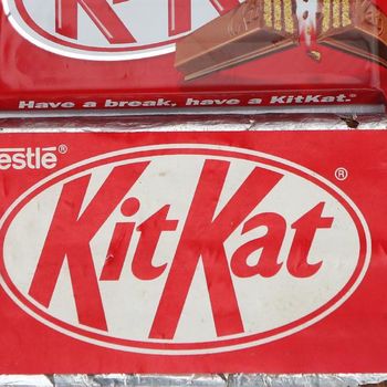 Реклама оригинального белого kitkat с изображением белой зебры