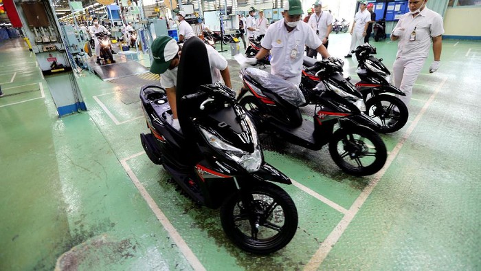 Melihat Perakitan Motor Honda di Sunter

Para finalis Astra Honda Motor Best Student (AHMBS) diajak berkeliling ke pabrik AHM di Sunter, Jakarta Utara. Mereka melihat-lihat proses perakitan motor di pabrik tersebut.