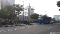 Pemobil itu langsung dipaksa mundur hingga menuju depan Jalan Salemba 1.  