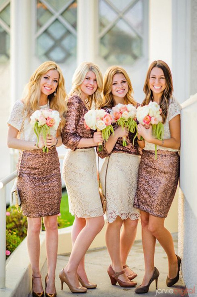 Jika ingin lebih simpel beli saja atasan dan bawahan kembar dengan teman-teman untuk jadi seragam bridesmaid. Agar tampil lebih spesial pilih yang bahannya mengkilap seperti ini. (Foto: Pinterest)
