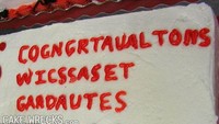 Sepertinya baker yang menulis kata di kue ini harus sekolah dan melihat kamus kembali. Hanya menulis kata-kata selamat atau congratulation, tapi berujung menulis cogngrtaualtons. Ada-ada saja!