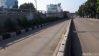 TransJakarta dari arah Matraman menuju Carolus juga tetap pada jalurnya berjalan seperti biasa. Hanya saat bertemu silang jalan menuju Halte TransJakarta Carolus, bus diperkenankan jalan terlebih dahulu.