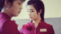 Salah seorang gadis yang bekerja di toko swalayan di Pyongyang (Young Pioneer Tours/Instagram)