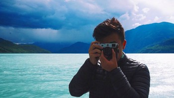 Bersama kamera kesayannya, Leica. Foto: Instagram