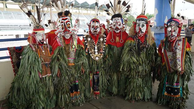 Tari Hudoq Tari Hudoq Suku Dayak, Tenggarong, Kutai Kartanegara, Kalimantan Timur