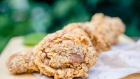 Makanan yang digoreng dan penuh lemak juga disebut kurang baik sebelum tidur. Karena cenderung memicu mimpi buruk.
