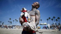 Kompetisi ini memiliki 4 kategori. Juri nantinya menilai kempampuan serta keberanian anjing dalam berselancar (Lucy Nicholson/Reuters)