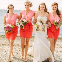 Bila ingin lebih ringkas, pilih saja seragam bridesmaid dress pendek berikut ini. Agar lebih menarik, hadirkan kombinasi warna dan detail apik. (Foto: Ruffledblog)