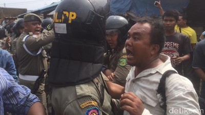 Foto: Ricuh Penertiban Pedagang Pasar di Medan