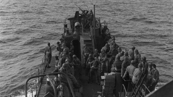 Di pantai, mereka nanti akan dibombardir oleh senapan mesin Jerman, ranjau dan rintangan lain yang sudah dipersiapkan. Foto: Getty Images