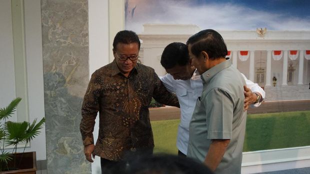Wiranto mengajak Djoko Suyanto dan Agum Gumelar berfoto bersama saat 'reuni' singkat itu.