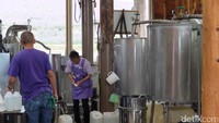 Bukan sekadar menatapi lavender dan aneka jenis bunga lainnya. Di tempat wisata ini, traveler dapat melihat langsung proses penyulingan bunga lavender menjadi minyak yang menghasilkan ragam produk komersial (Baban/detikTravel)