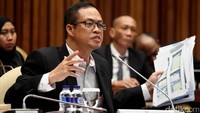 Untuk Muhtar Ependi, dia adalah tersangka KPK. KPK menjerat Muhtar dengan pasal yang tak terkait langsung dengan kasus korupsi, namun berhubungan dengan upaya menghalang-halangi proses hukum yang berlaku.