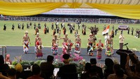 Tari Belian Sentiu yang tampil pada pembukaan Festival Erau 2017, tarian ini dimiliki oleh Dayak Benuaq. Namanya Tari Belian Sentiu (Masaul/detikTravel)