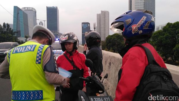 Pada sore ini setidaknya ada belasan pemotor yang ditilang di atas JLNT Casablanca