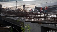 Adapun proyek seksi I sepanjang 12 km dibagi menjadi dua paket pembangunan, yakni paket Jalan Pangeran Antasari hingga Jalan Brigif sepanjang 5,8 km dan jalan Brigif hingga Jalan Sawangan sepanjang 6,2 km.