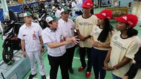 Direktur PT Astra Honda Motor (AHM) David Budiono (dua kiri), Deputy Head of Corporate Communication AHM Ahmad Muhibbuddin (tiga kiri), dan General Manager Produksi AHM Yorizal (kiri) mengajak finalis Astra Honda Motor Best Student (AHMBS) melihat proses perakitan sepeda motor. Pool/AHM.