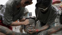 Traveler yang ikutan dalam acara ini pun berlumur lumpur. Baik di wajah maupun pakaian (Kim Hong Ji/Reuters)