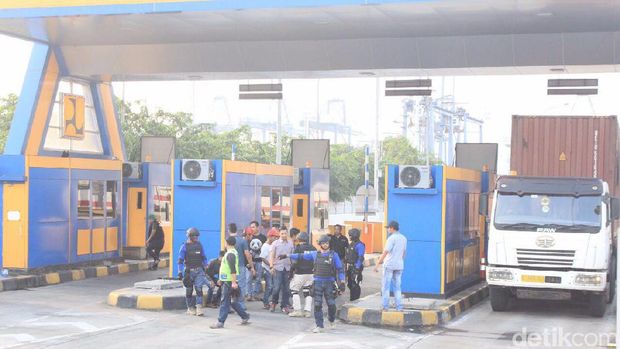 Polisi menangkap 10 orang preman di Gerbang Tol Koja, Jakarta Utara.