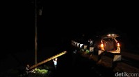 Dingin dan gelapnya malam menjadi tantangan petugas PLN.