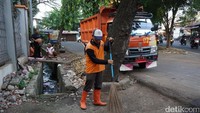 Bergeser ke kawasan Jakarta Barat, di Kemanggisan petugas PPSU Pasukan Oranye juga terlihat sedang bekerja membersihkan jalanan sekitar pukul 07.00 WIB. (Foto: Arief Ikhsanudin/detikcom)