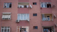 Warga di apartemen di Istanbul, Turki. Foto: Getty Images