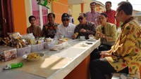 Menteri PUPR Basuki Hadimuljono, Menteri BUMN Rini Soemarno, dan Dirut BTN Maryono berbincang sambil menikmati secangkir kopi di salah satu warung di kompleks Griya Setia Nusa milik penghuni MBR. Pool/Kementerian PUPR.