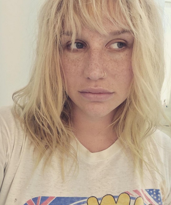 Pada 2010, penyanyi Kesha mengatakan bahwa dia penyuka orang dan tidak akan melabeli dirinya sendiri sebagai gay atau heteroseksual. Meskipun tidak secara frontal mengatakan dia panseksual, Kesha pernah bilang bahwa dia tak hanya mencintai pria. Tapi manusia. Bukan tentang gender. Tapi jiwa yang terpancar dari seseorang yang bersama Anda, tuturnya. Foto: Instagram