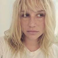 Pada 2010, penyanyi Kesha mengatakan bahwa dia penyuka orang dan tidak akan melabeli dirinya sendiri sebagai gay atau heteroseksual. Meskipun tidak secara frontal mengatakan dia panseksual, Kesha pernah bilang bahwa dia tak hanya mencintai pria. Tapi manusia. Bukan tentang gender. Tapi jiwa yang terpancar dari seseorang yang bersama Anda, tuturnya. Foto: Instagram