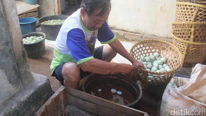 Garam Langka, Produsen Telur Asin Brebes Daur Ulang Adonan Pengasin
