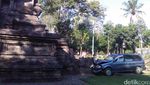 Foto: Heboh Mobil Tabrak Candi Kidal di Malang