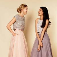 Seragam bridesmaid identik dengan gaun. Tapi jika ingin tampil berbeda namun tetap anggun, padukan atasan dengan rok seperti ini. (Foto: Okbridal)