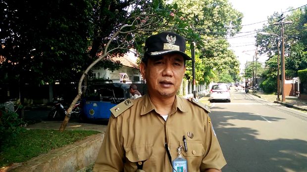 Lurah Menteng turun tangan mengawasi kinerja pasukan oranye.